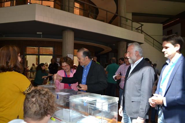 Gregorio ejerce su derecho al voto en Talavera de la Reina