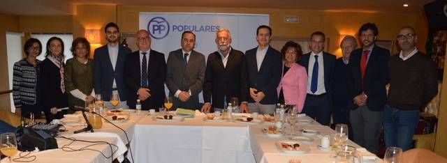 José Julián Gregorio acompañado por miembros de la Ejecutiva del PP provincial