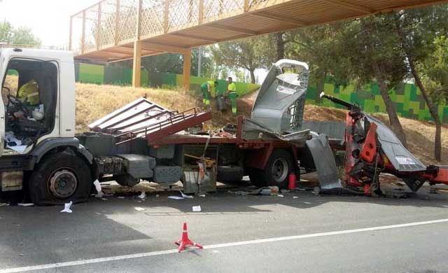 Tremendo choque de una grúa con el paso elevado de Safont en Toledo