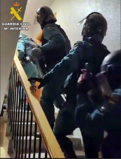 Impactante operación policial: más de 150 agentes arrestan a cinco criminales