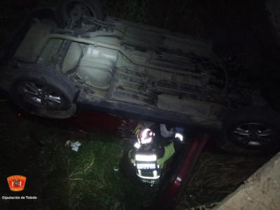 Dramático rescate tras caer un coche por un puente en la comarca de Talavera