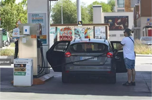 El precio de la gasolina y del diésel baja de nuevo esta semana