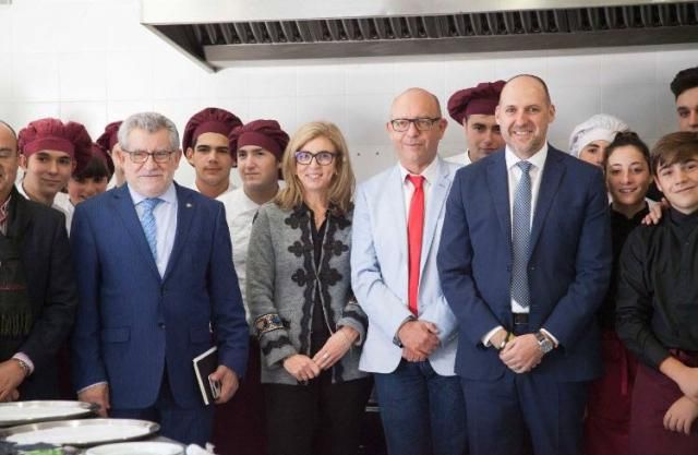 El delegado de la Junta en Talavera de la Reina, David Gómez Arroyo junto al consejero de Educación, Ángel Felpeto