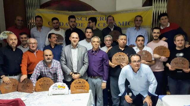 El delegado David Gómez Arroyo con los premiados por la escudería talaverana.