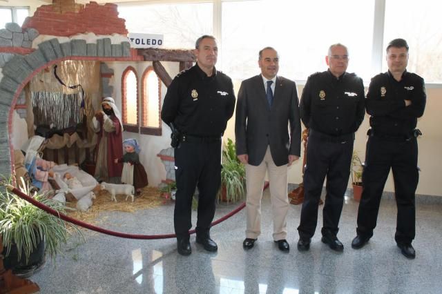 durante su visita al Belén de la Jefatura Superior de Policía de Castilla-La Mancha