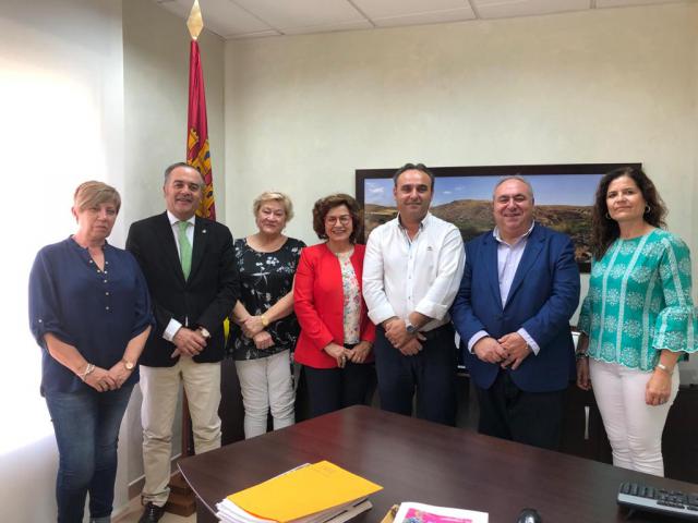 Gregorio en su visita a Villanueva de Bogas junto a Tirado y Riolobos.