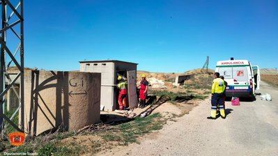 Los Bomberos rescatan a un hombre que cayó a un pozo de 2 metros