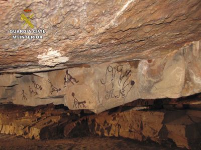 Identifican a tres menores como autores de las pintadas en la Cueva de la Rendija