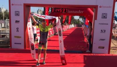 Fernando Alarza consigue el triplete en el 'Barcelona Triathlon'