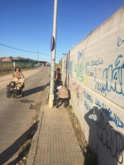 Cuando transitar por la acera es una misión casi “imposible” y “peligrosa”