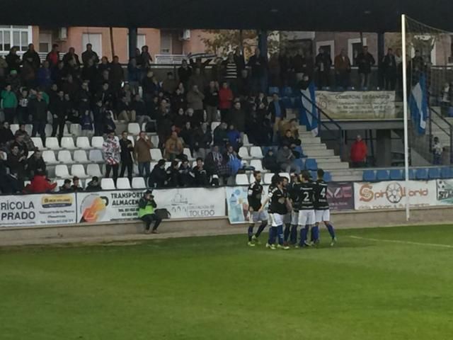 Los jugadores del CF Talavera celebran el gol de Jorge