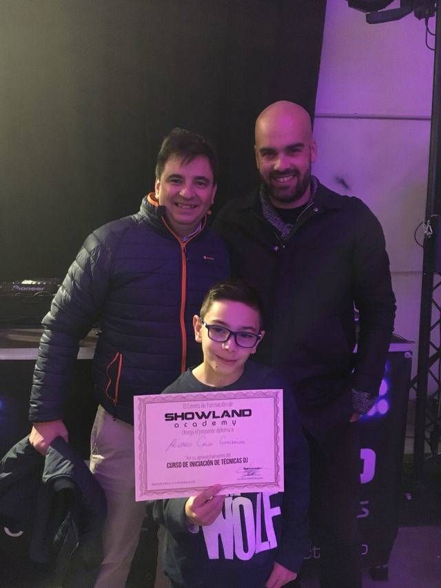 Álvaro Calvo con su título que le acredita la obtención del curso de iniciación a DJ