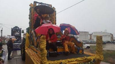 La ilusión por ver a los Reyes Magos vence a la lluvia en Cazalegas