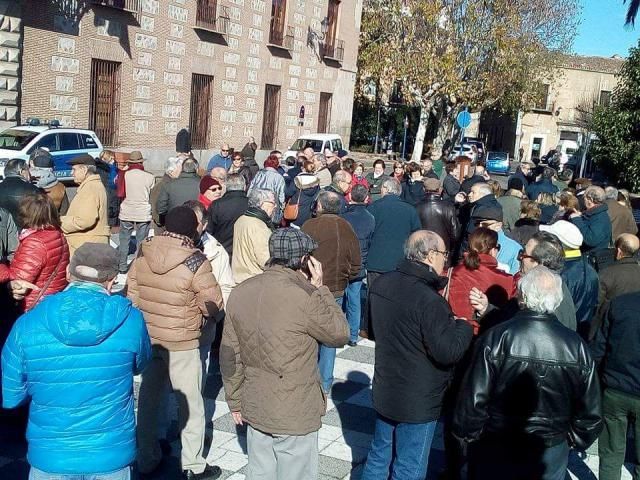 Jubilados de Talavera se concentran ante el Ayuntamiento para reclamar pensiones dignas