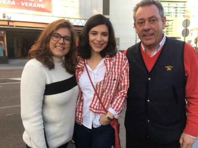 Irene Visedo (centro) junto a Manuel Dégano y Cristina Dégano