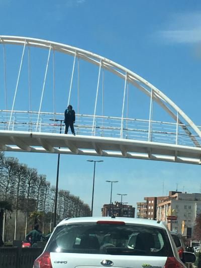 Un bombero de Talavera evita el suicidio de una mujer que iba a arrojarse del puente del hospital