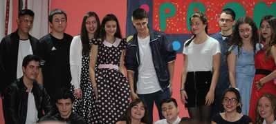 El Colegio Rafael Morales recrea el musical Grease con actores de 4º de la ESO