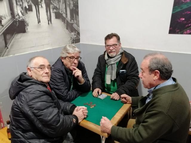 Campanero, Julián, El Ciego y Paco Alarmas en plena partida de Mus.