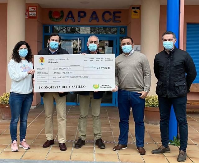 MEJORADA | El Ayuntamiento entrega un cheque solidario a APACE Talavera