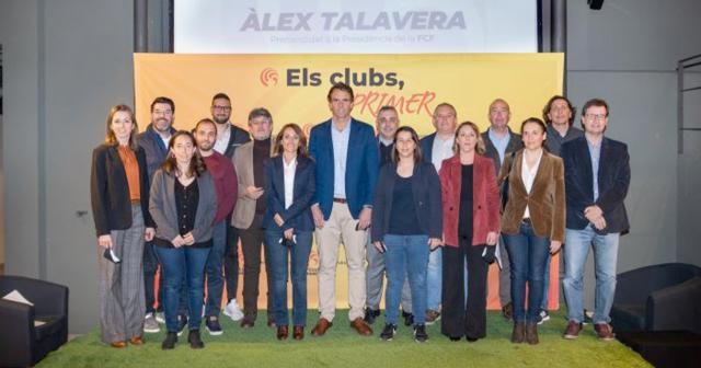 Alex Talavera —en el centro— con los integrantes de su candidatura para presidir el fútbol de Cataluña