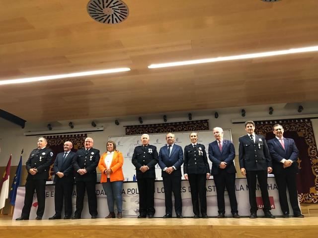 El Gobierno regional otorga condecoraciones a 158 integrantes de la Policía Local