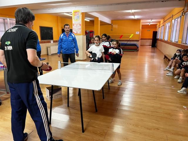 El Club Tenis De Mesa Talavera visita el colegio Cristóbal Colón