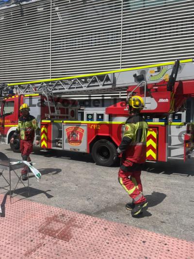 Los bomberos intervienen tras un incidente en un centro comercial de Talavera