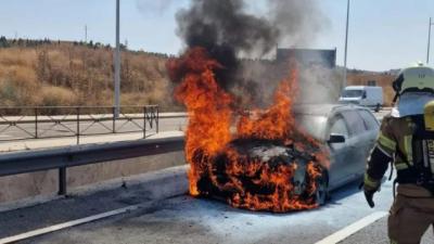 Imágenes impactantes: Un coche se convierte en una bola de fuego