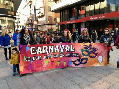 Los alumnos y profesores de Colegio Juan Ramón Jiménez celebran un desfile de carnaval