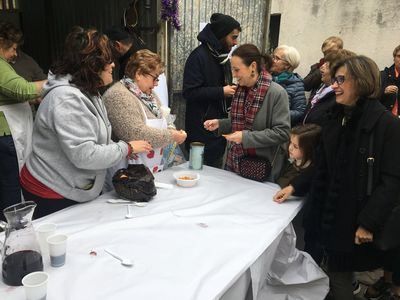 Multitudinaria celebración de las ‘Migas Solidarias’ del barrio de El Carmen