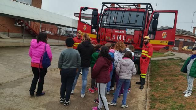 El colegio CRA Villas del Tajo de Puente celebra su II Jornada de Vehículos de Emergencia