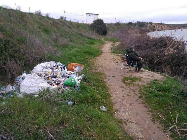 Llevan a cabo una mejora ambiental en el río Tajo en Castrejón retirando 2.000 litros de residuos