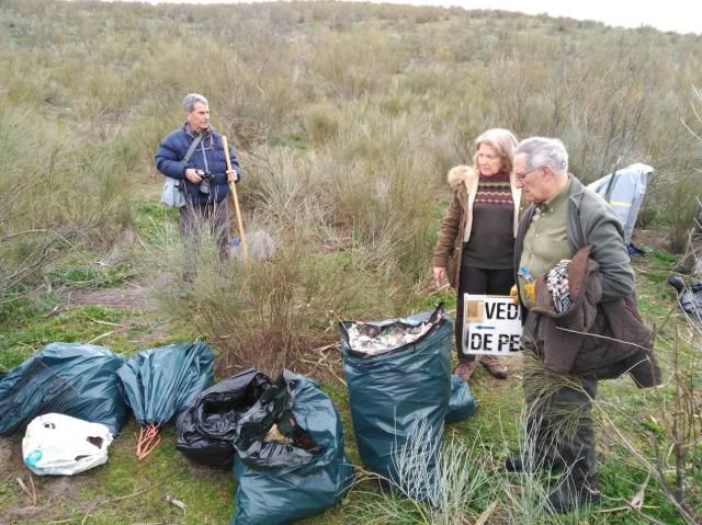 Llevan a cabo una mejora ambiental en el río Tajo en Castrejón retirando 2.000 litros de residuos