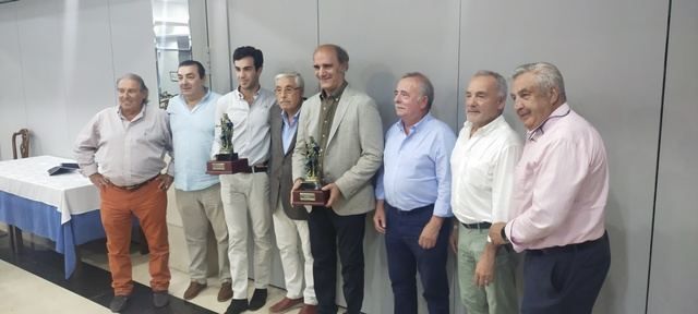 El torero Tomás Rufo y ganadero Pablo Lozano recibiendo sus respectivos premios en el acto celebrado ayer en los salones del hotel Begoña de Gijón.