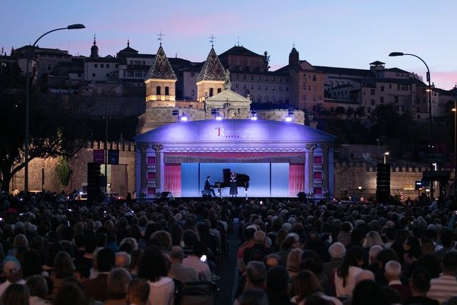 Más de 2.000 personas se reúnen en Toledo para ver la espectacular 'Carroza Real'