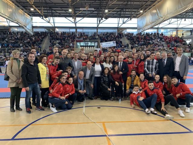 Foto de familia del Nacional de Karate en Talavera.