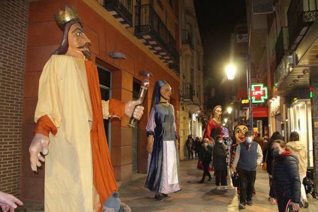 El mercado de San Jerónimo recupera el pasacalles de Gigantes y Cabezudos