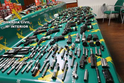 La Guardia Civil incauta 71 armas ilegales en un taller clandestino de Borox