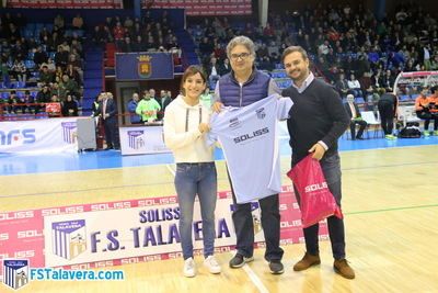 Sandra Sánchez recibió el cariño del Primero de Mayo en el homenaje que le tributó el Soliss FS Talavera