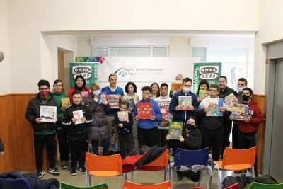 "Sonrisas de cuento" entrega 400 libros a la Fundación “Madre de la Esperanza"