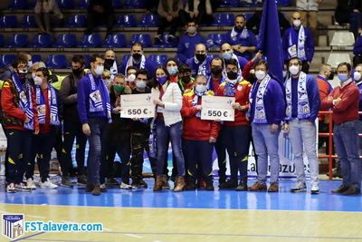 La peña 'Gallos Blanquiazules' hizo entrega de la recaudación de las 'Bufandas Solidarias' 