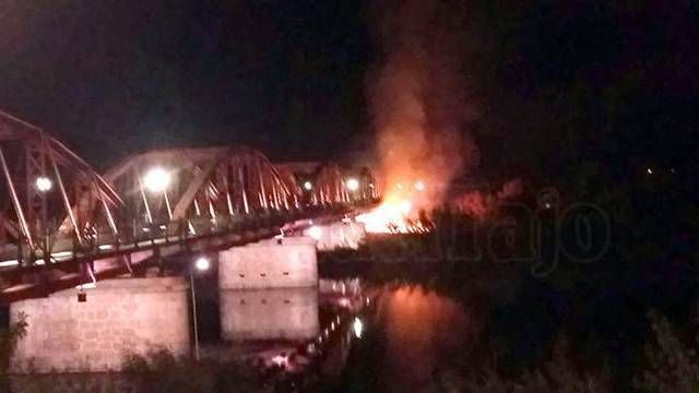 Un espectacular incendio se produce junto al Puente Reina Sofía de Talavera