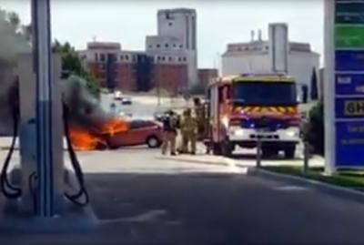 VIDEO | Impresionante incendio de un vehículo junto a una gasolinera en Talavera