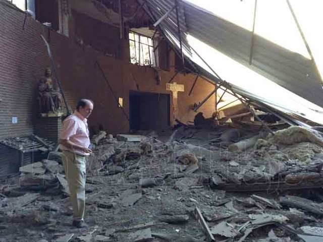 Los bomberos logran sacar la imagen del Corazón de Jesús de la iglesia derruída en Talavera (VIDEO)