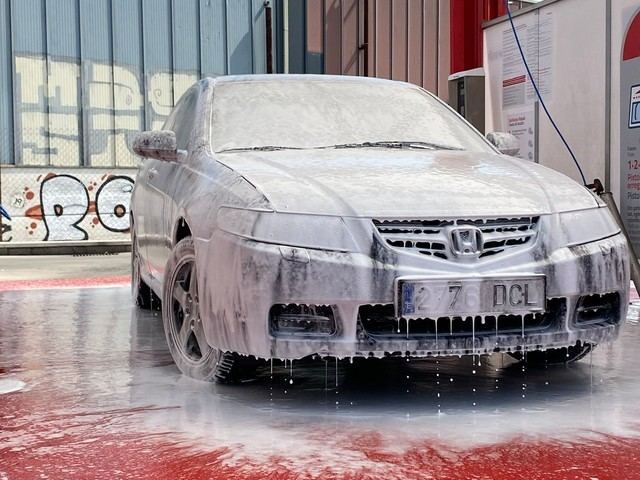 Mitos al lavar el coche que pueden dañar el vehículo