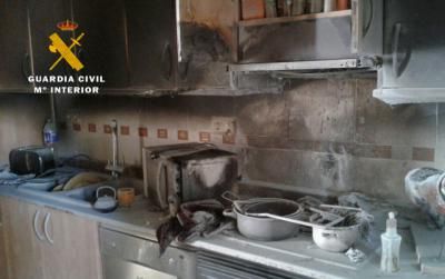 La Guardia Civil evita un "mal mayor" tras el incendio de una cocina