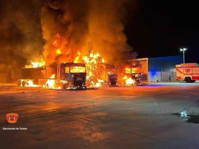 La impactante imagen de tres camiones calcinados en Carriches