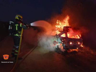 Arde un turismo en medio de un camino en el municipio de Cebolla