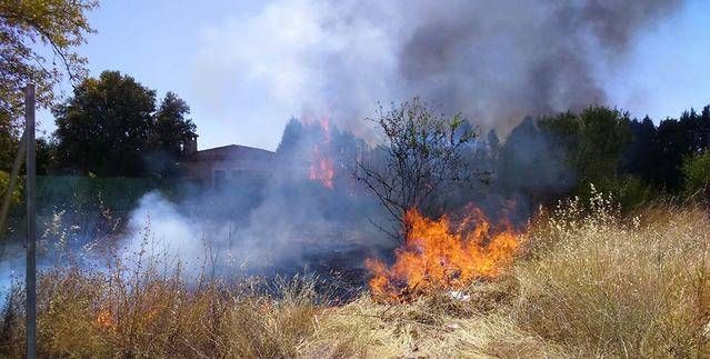 Peligroso incendio en una urbanización de Cazalegas