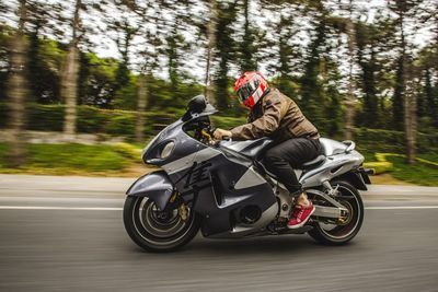 CUIDADO | Siete de cada diez moteros no saben que les pueden multar por llevar cámara en el casco de la moto